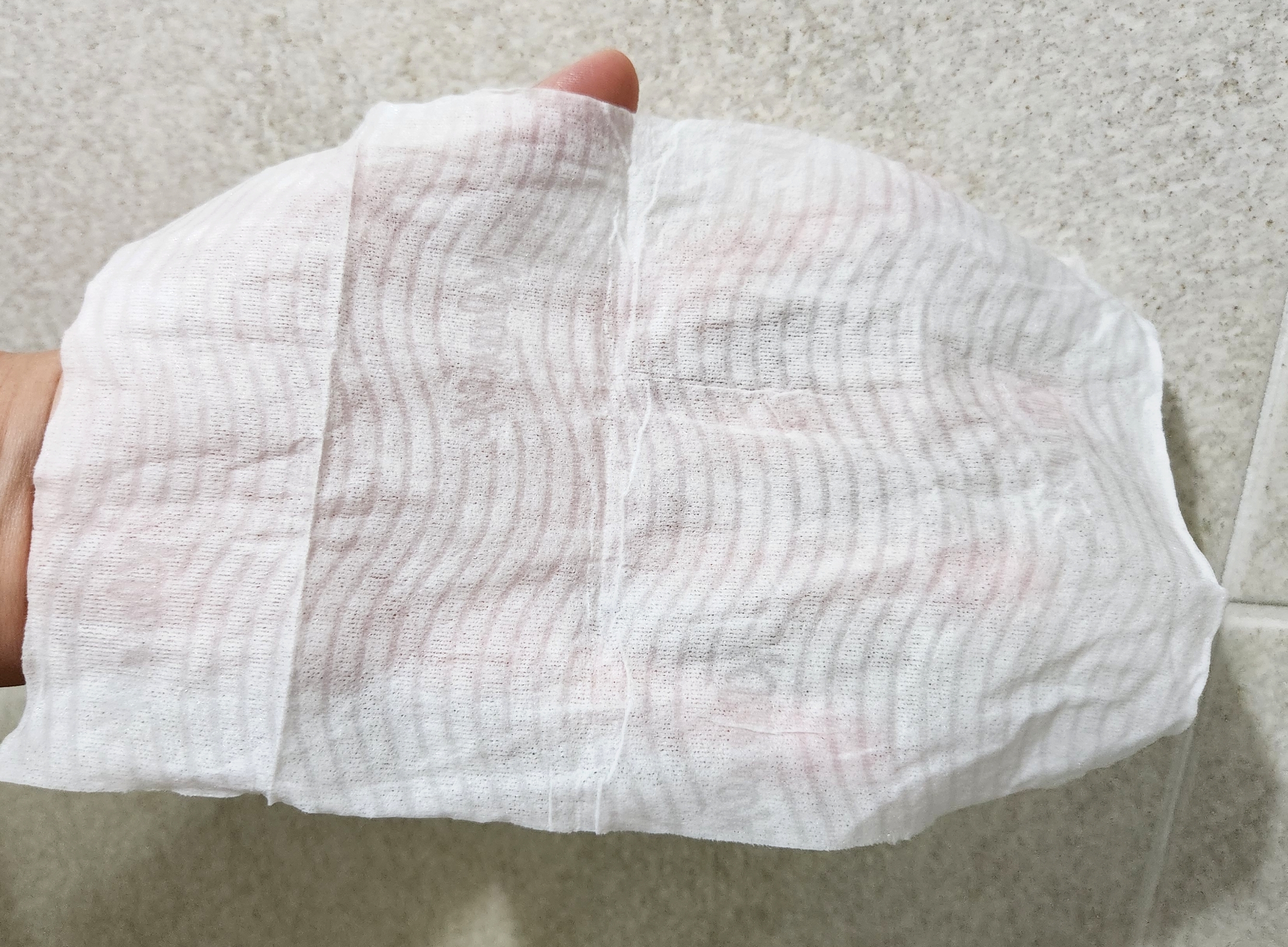 크리넥스 마이비데 화장실 물티슈 1장 펼친 모습입니다.