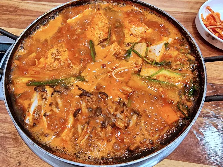 식객 허영만 백반기행 171회 성지루 편 보리새우 감칠맛 국물의 고기 품은 두부 전골 조합 대전 계족산 맛집 소개