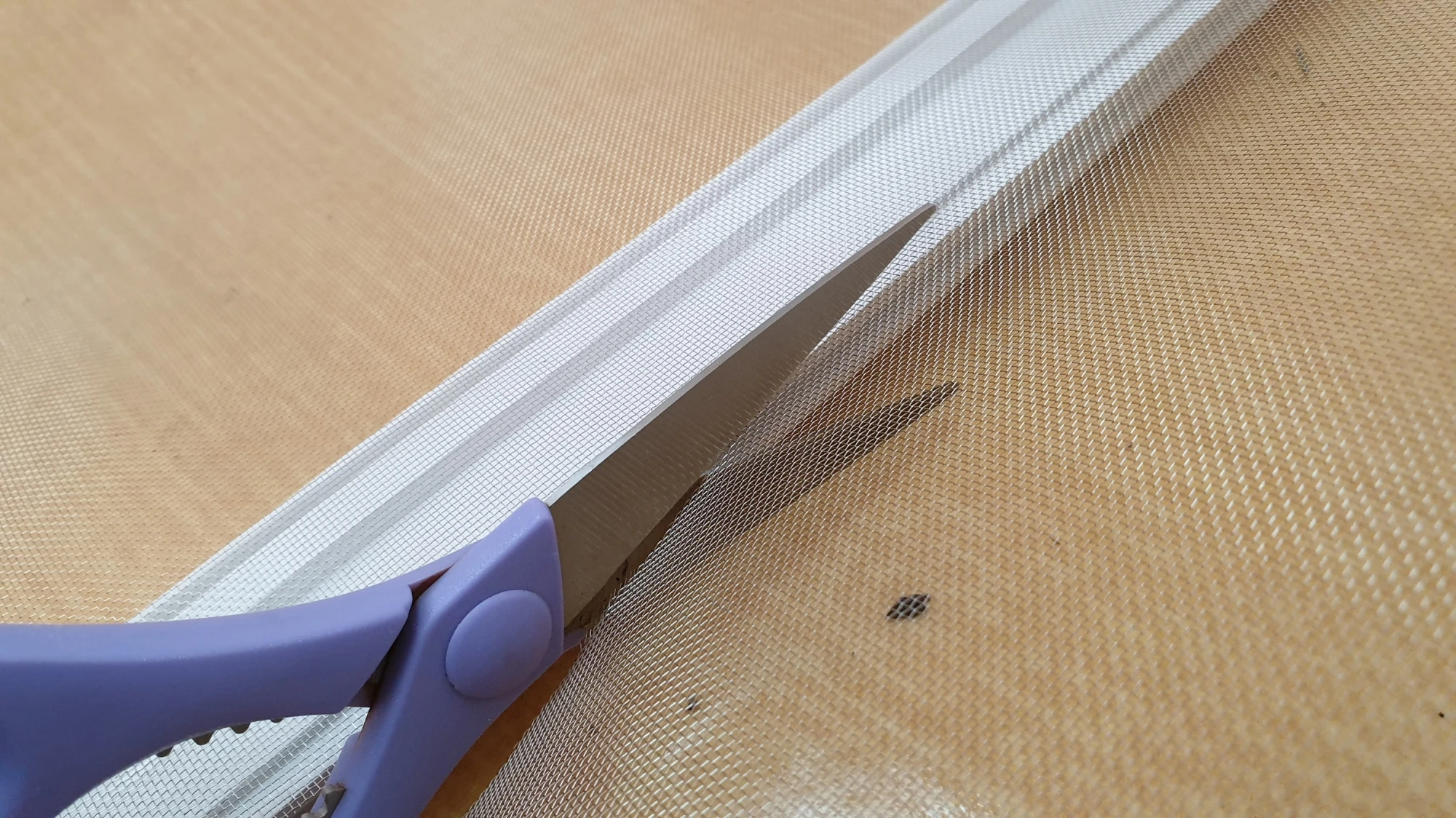 스텐방충망 재단하는 모습