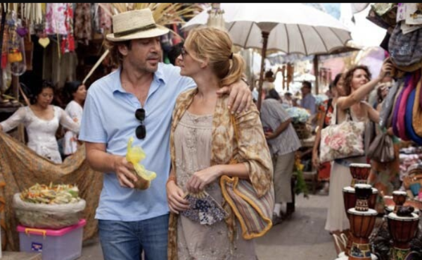 시장 거리를 줄리아 로버츠와 하비에르 바르뎀이 걷고 있다. 바비에르는 줄리아의 어께에 손을 올리고 있다.