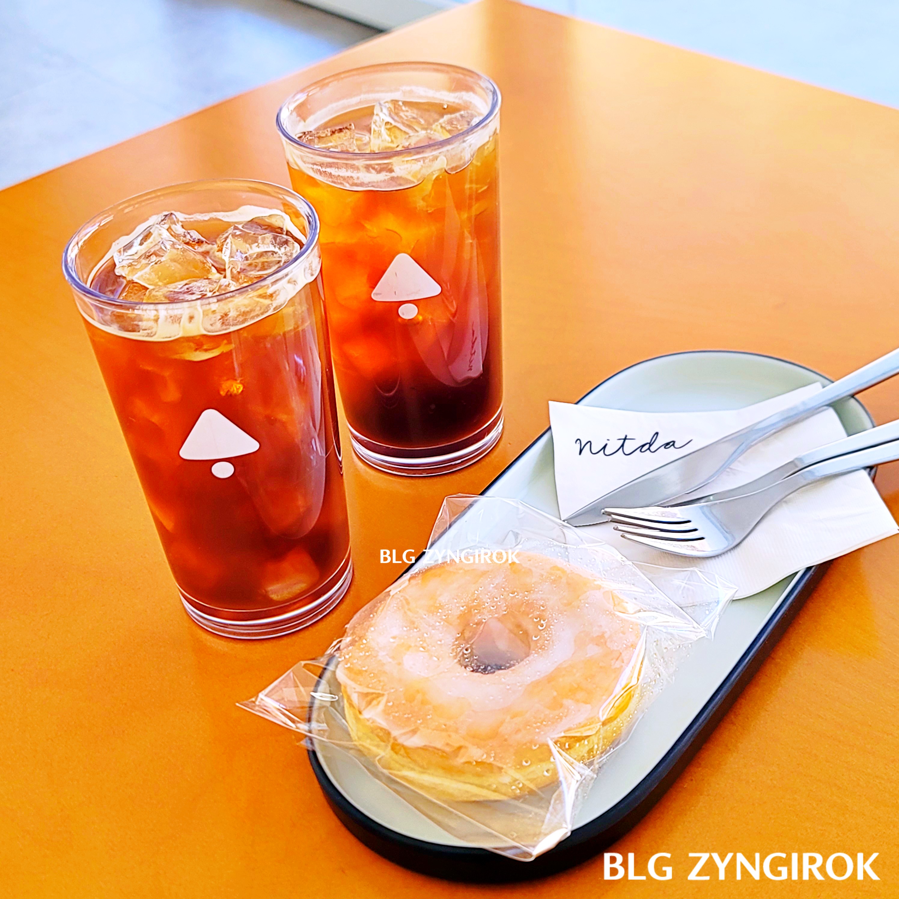 양주 카페 닛다 내부 - 주문한 아메리카노와 도넛 모습이다.