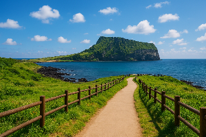 길 따라 너머에 바다와 오름이 있습니다.