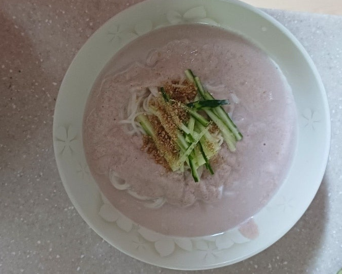 채썬 오이 깨소금 넣기