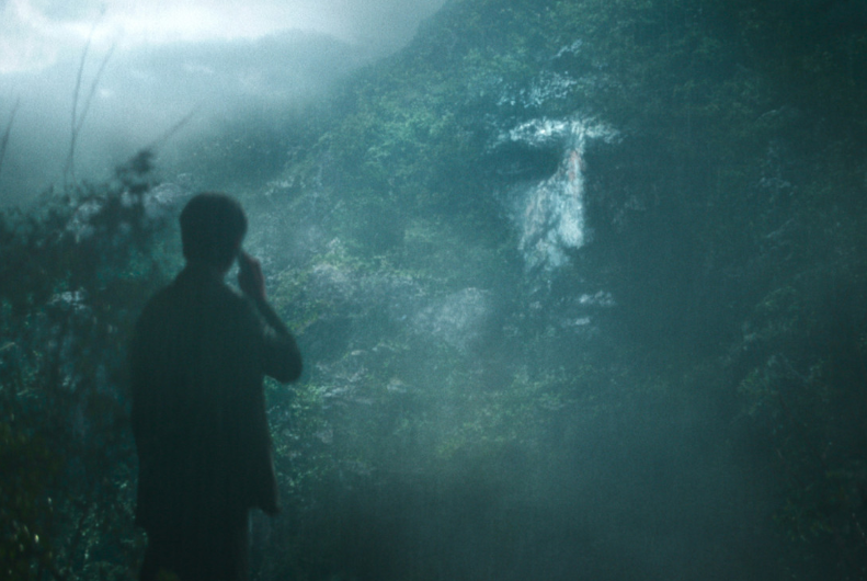 영화 계시록, 권양래가 쓰러지고 아들 연우를 찾았다는 소식에 어쩔 줄 몰라하는 민찬앞에 보이는 예수의 모습