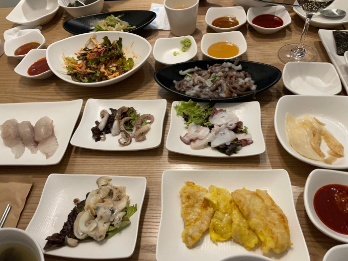 문어숙회, 초밥이 나오고 다음으로 산낚지와 생선전이 나옵니다.