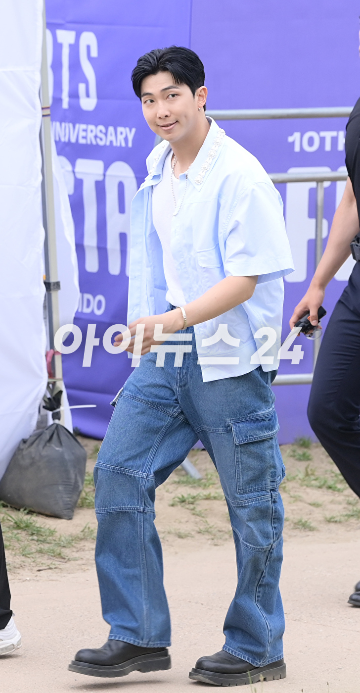 방탄소년단 RM(김남준)이 17일 서울 영등포구 여의도 한강공원에서 열린 방탄소년단 데뷔 10주년 FESTA @여의도(BTS 10th Anniversary FESTA @Yeouido)의 &#39;오후 5시 김남준 입니다&#39; 코너 진행을 마치고 퇴장하고 있다. [사진=정소희 기자]