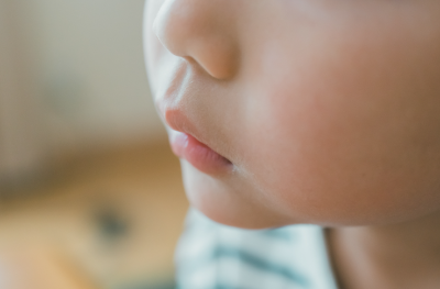 남자아이의 아래 부분 얼굴