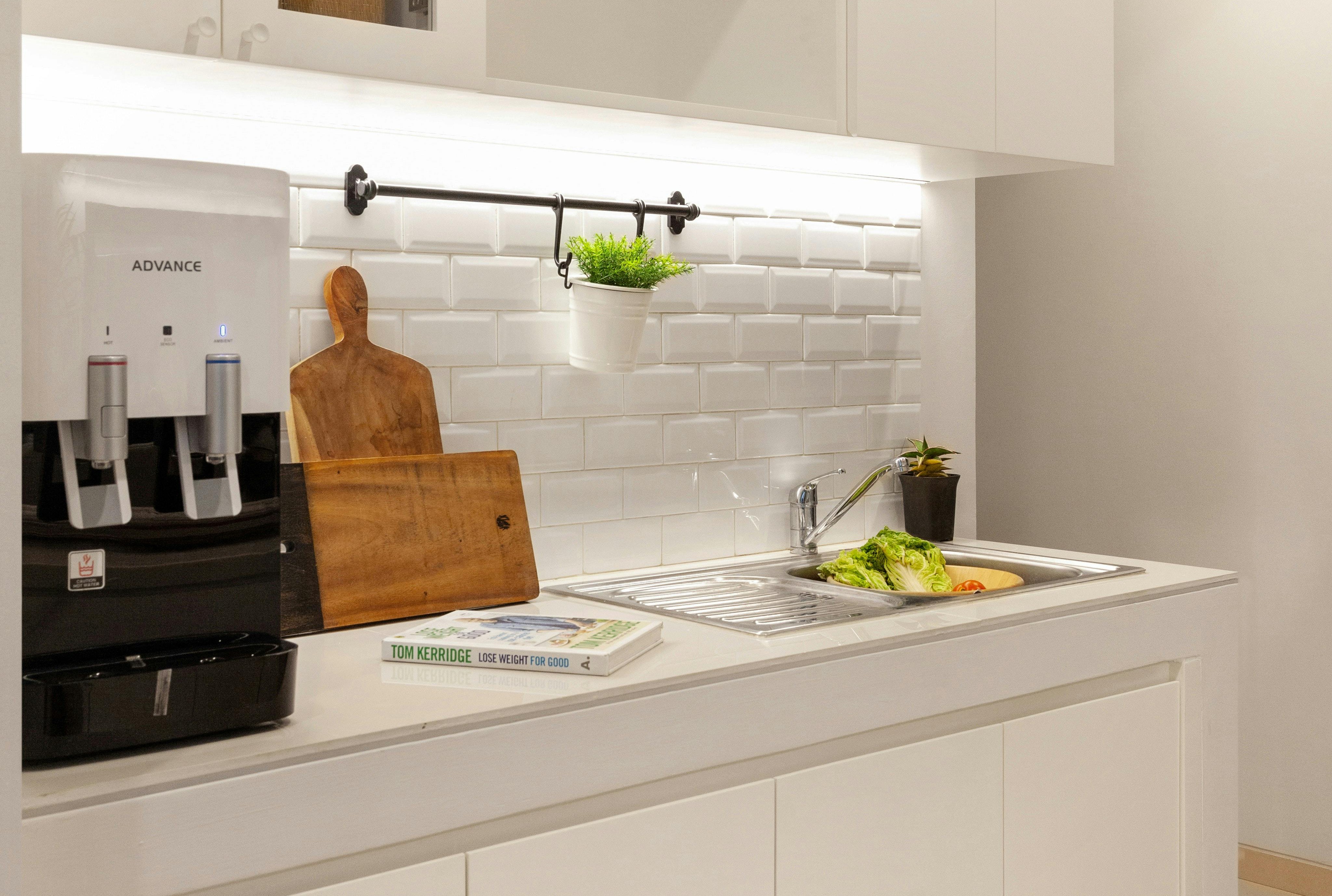 주방에 설치된 가정용 정수기와 정수기 전기세 절약 방법을 설명하는 이미지