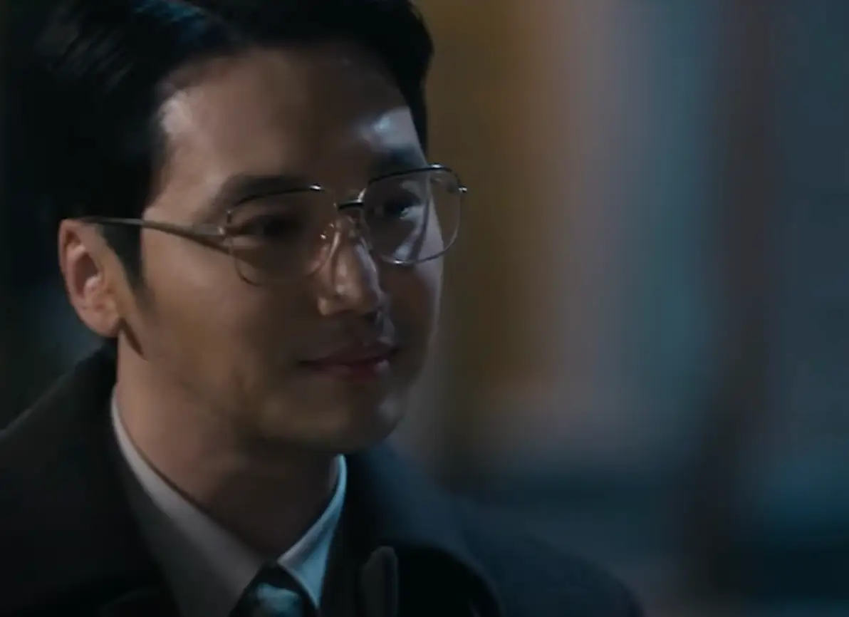 밤 변요한이 여유있는 미소를 짓는 모습