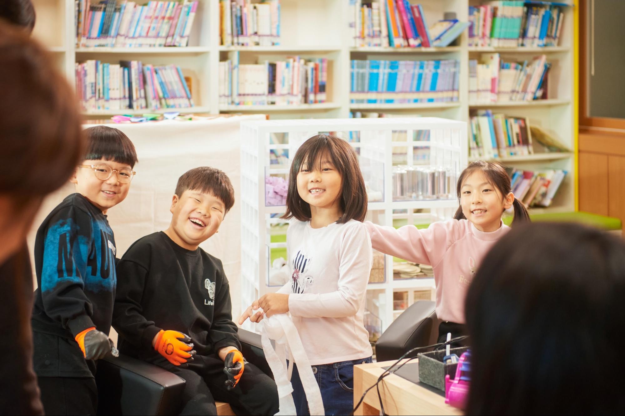 꿈을 만드는 자투리 가죽, 아이들의 손으로 완성하다