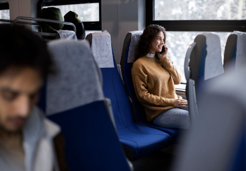 KTX 열차 내부에서 창밖 풍경을 바라보는 승객