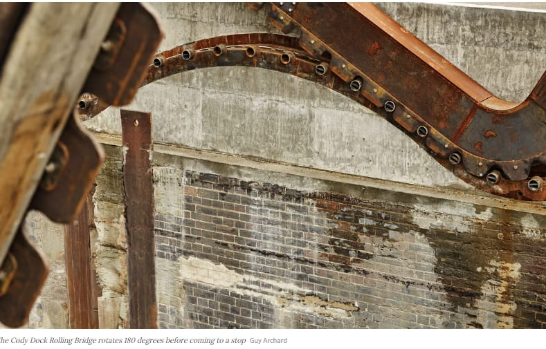 배가 지나갈 수 있는 독특한 인도교 디자인 VIDEO: One-of-a-kind footbridge tumbles over to let boats pass: Cody Dock Rolling Bridge