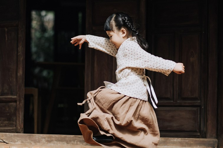 놀이중심 교육 vs 성취중심 교육의 회복탄력성 효과 (교육철학, 정서성장)