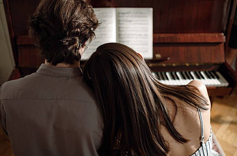 피아노앞에-연애하는-연인이-다정하게-기대어있는-모습