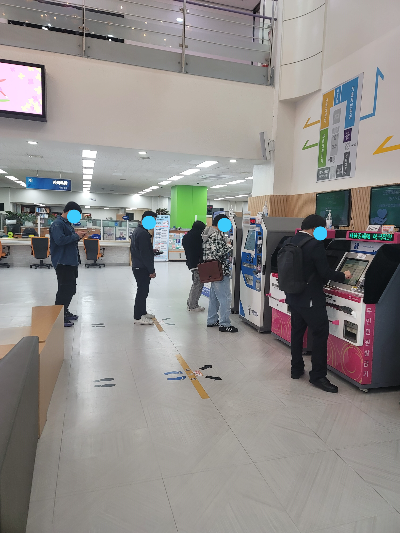 무인발급기는 하얀색 기기 입니다.