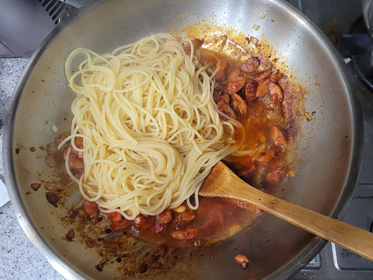 완성된 양념에 함께 볶아지는 스파게티 면