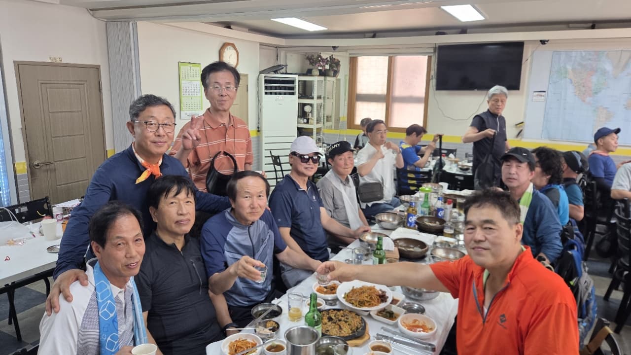 친구 동료들과 밥을 먹고 웃었습니다