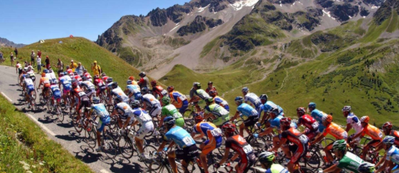 프랑스 투루드 경기에서 선수들이 산악 지역을 자전거로 오르고 있다