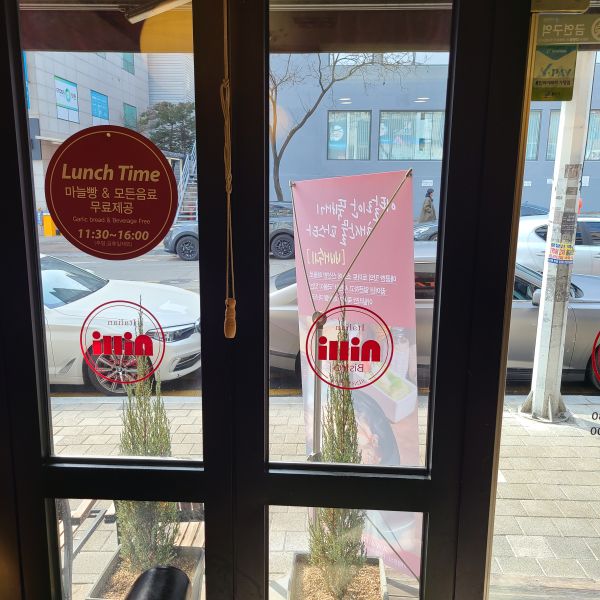 매장내부-창밖풍경
