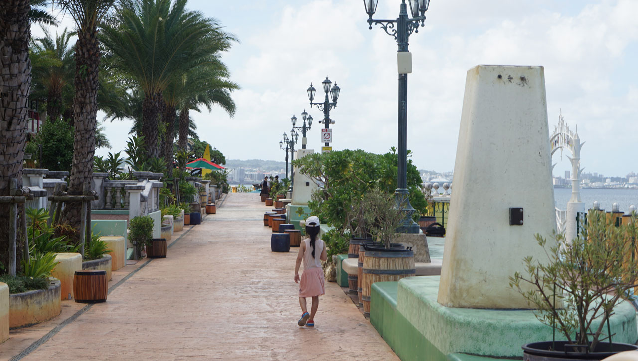 선셋워크 차탄(Sunset Walk Chatan)를 걷고 있다.