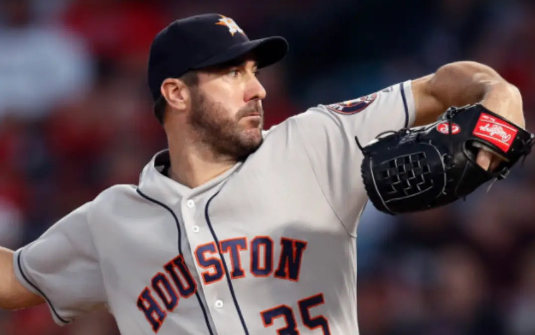 오타니-흰색 유니폼을 입고 검은 글로브를 왼손에 낀채 공을 던지려는 저스틴 벌렌더