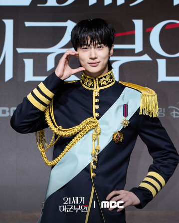 21세기 대군부인: 현대의 지략과 황실의 기품을 가진 여성 주인공 웹툰 분석