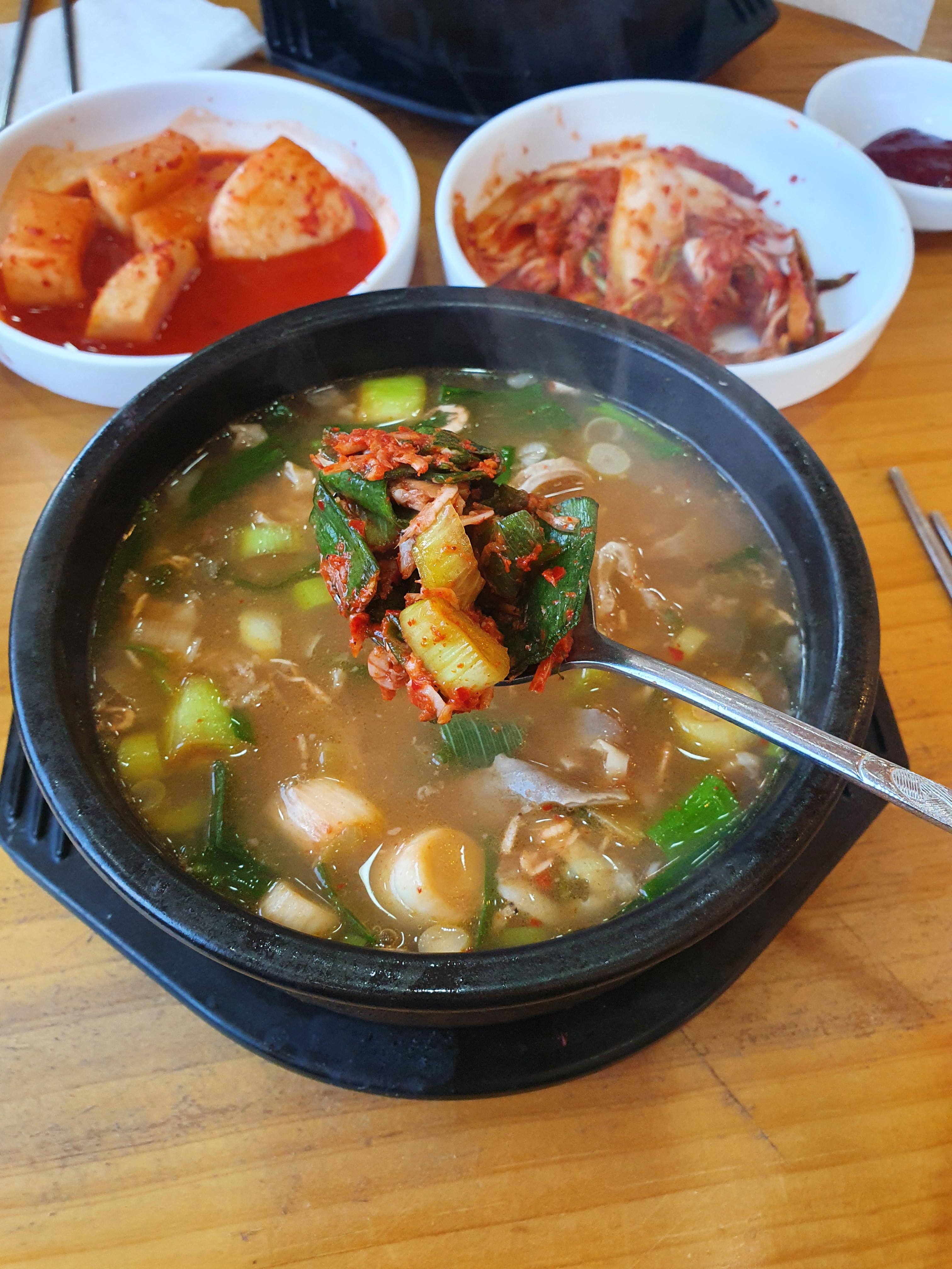 관저동 점심식사 하기 좋은 천복순대국밥 저렇게 2번 파무침을 넣어줘야 간이 맞음.