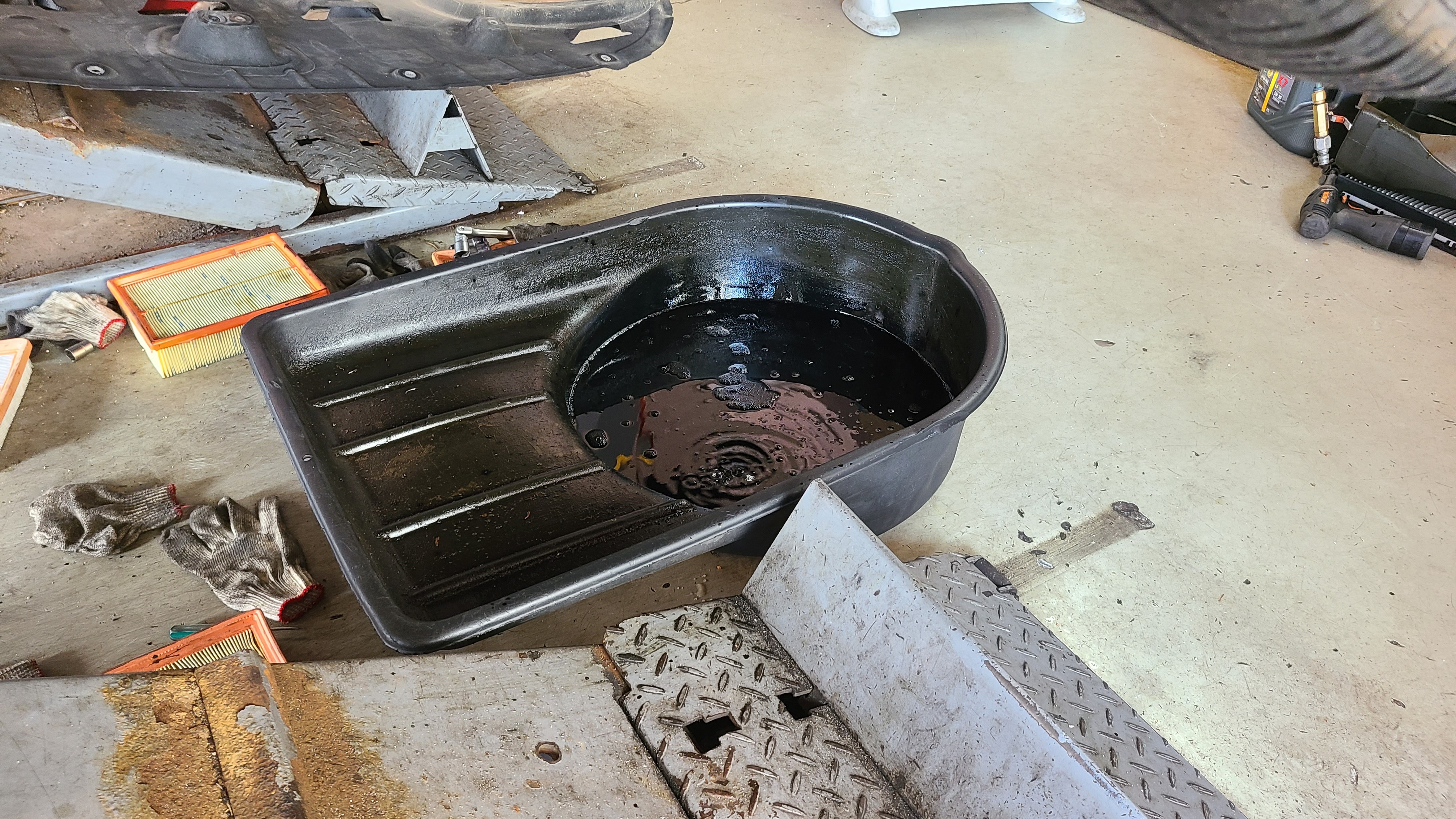 오래된-엔진오일-비우는중-통에고인엔진오일