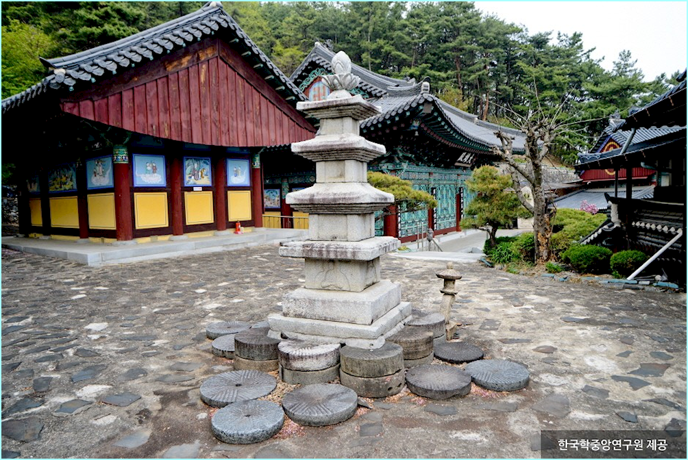 신광사 경내 석탑과 맷돌 장식