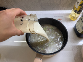 쌀, 소고기, 브로콜리, 버섯을 넣고 끓이다가 분유를 넣고 있는 사진