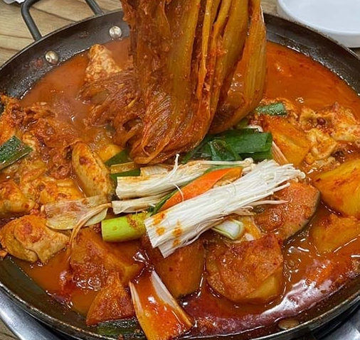 닭도리탕 맛있게 만드는법 : 묵은지를 건져올렸다