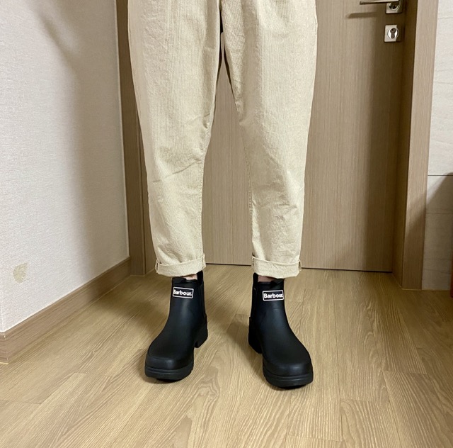 베이지색_면바지와_잘_어울리는_바버_레인부츠