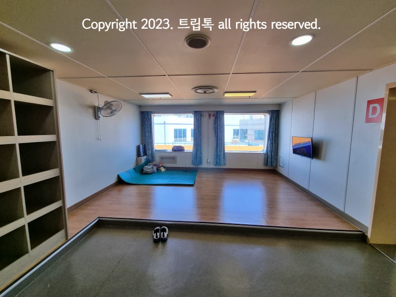 이코노미실에 매트를 펼쳐둔 모습이다.