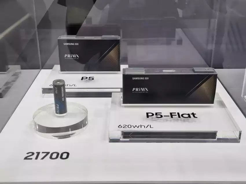 프라이맥스 P5 제품군과 21700 원통형 배터리 셀입니다.
