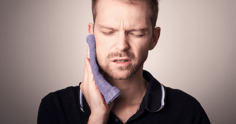 압안이 아픈 남자의 모습