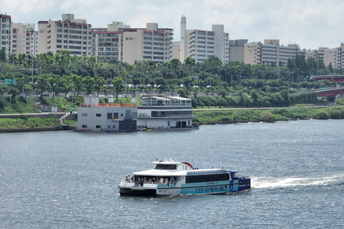지난 7월 서울 영동대교 인근에서 한강버스가 운행하고 있다.
