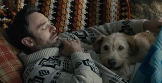 주인공이 강아지와 함께 있는 장면