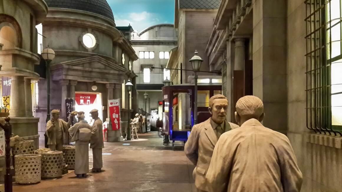 모지코 거리를 재현한 풍경 속의 생동감 넘치는 다양한 조형물