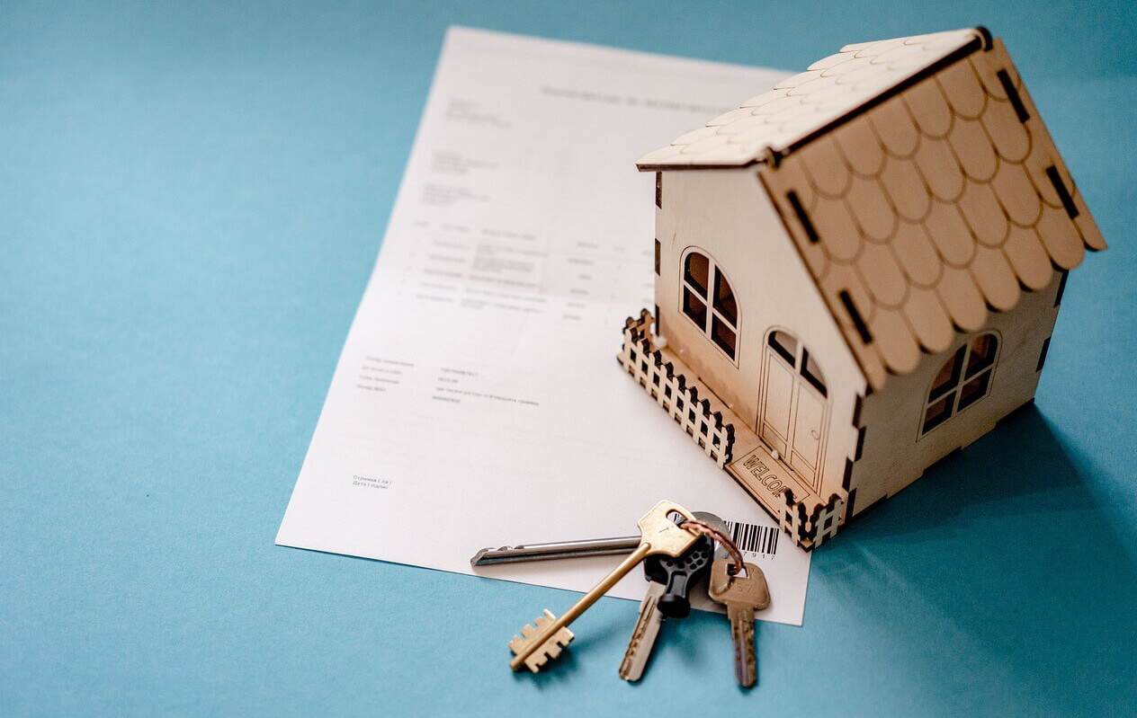 모형으로 만든 집이 종이 위에 올려져 있는 사진