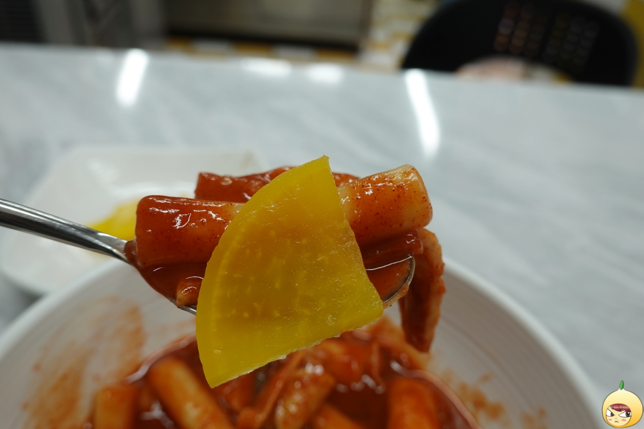 떡볶이에 아삭한 단무지는 필수