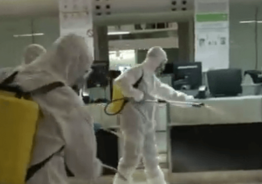 코로나19 방역 작업 중인 장면