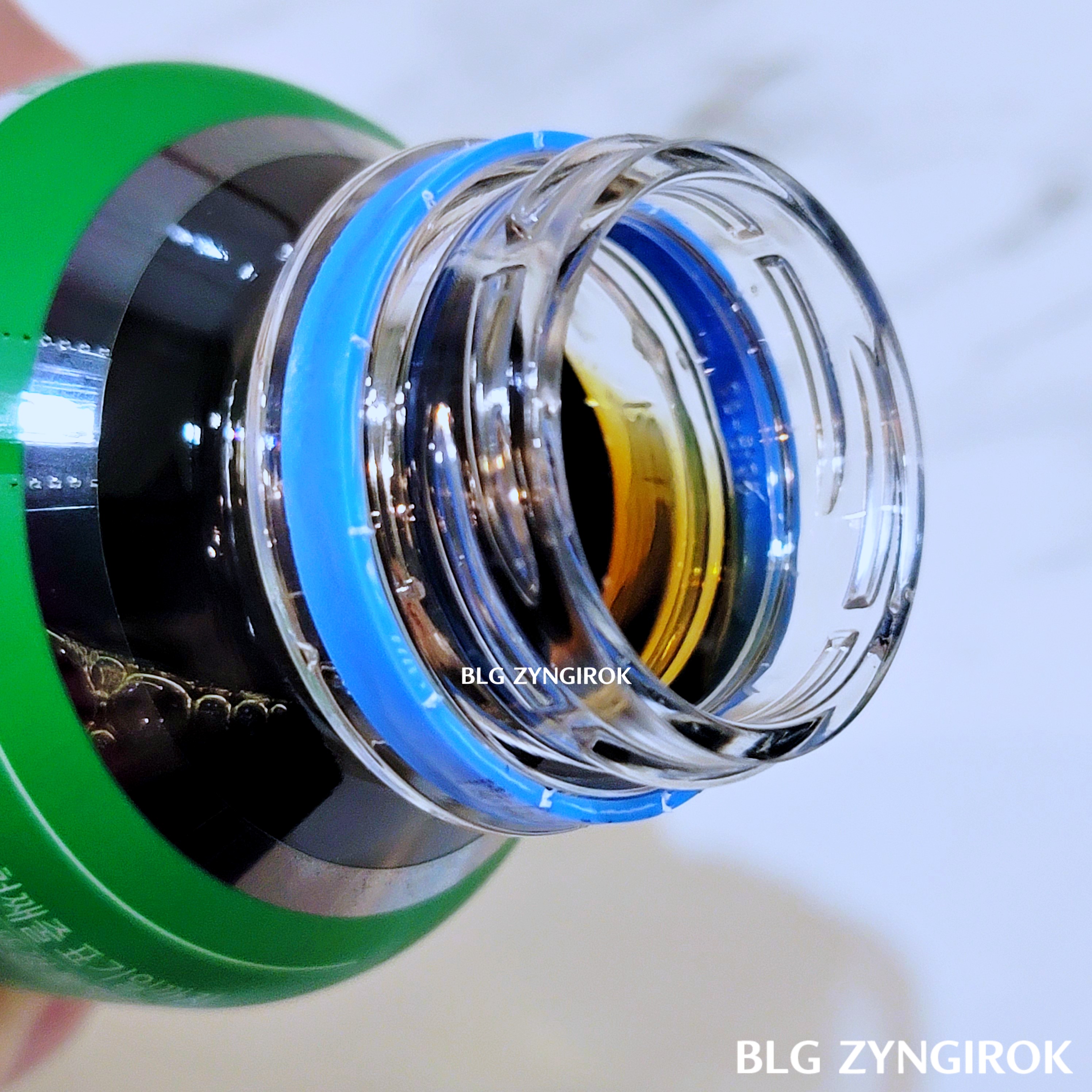 빙그레 그린커피빈 다이어트 - 커피 병 뚜껑을 연 모습이다.