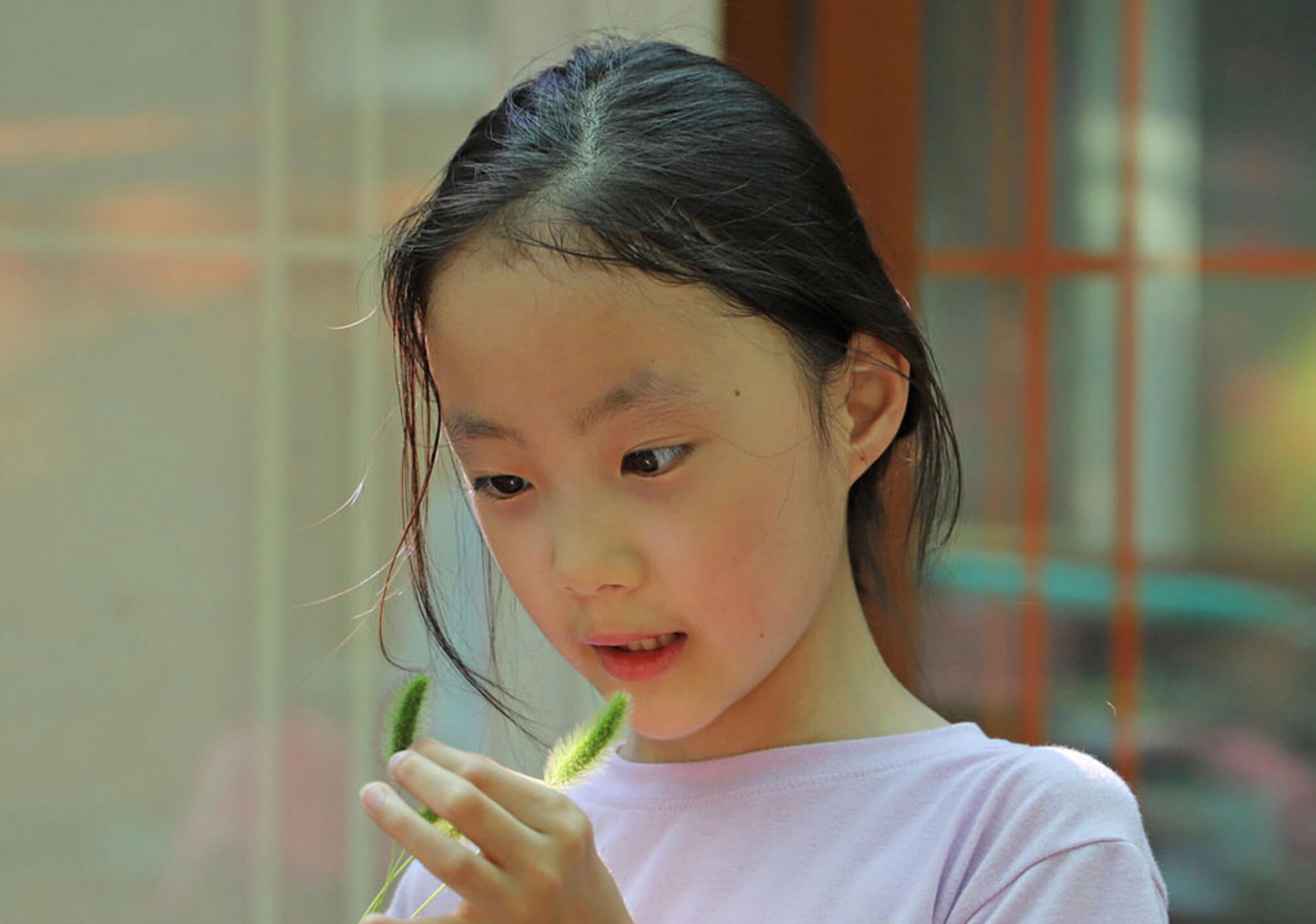 꽃을 보는 지윤이