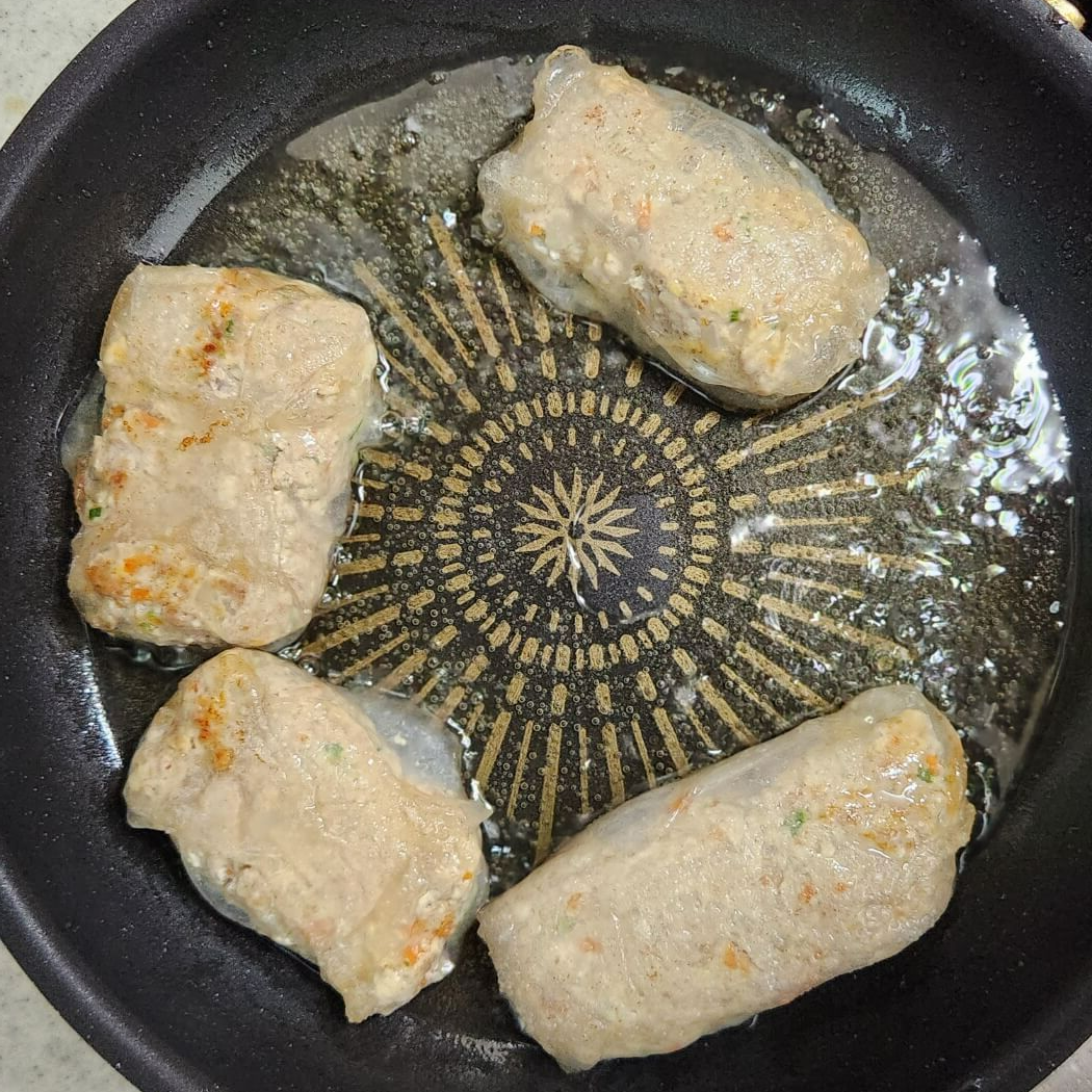 라이스페이퍼 요리 고기전은 기름을 넉넉히 두른 뒤 중간불로 노릇노릇하게 부쳐주면 된다.