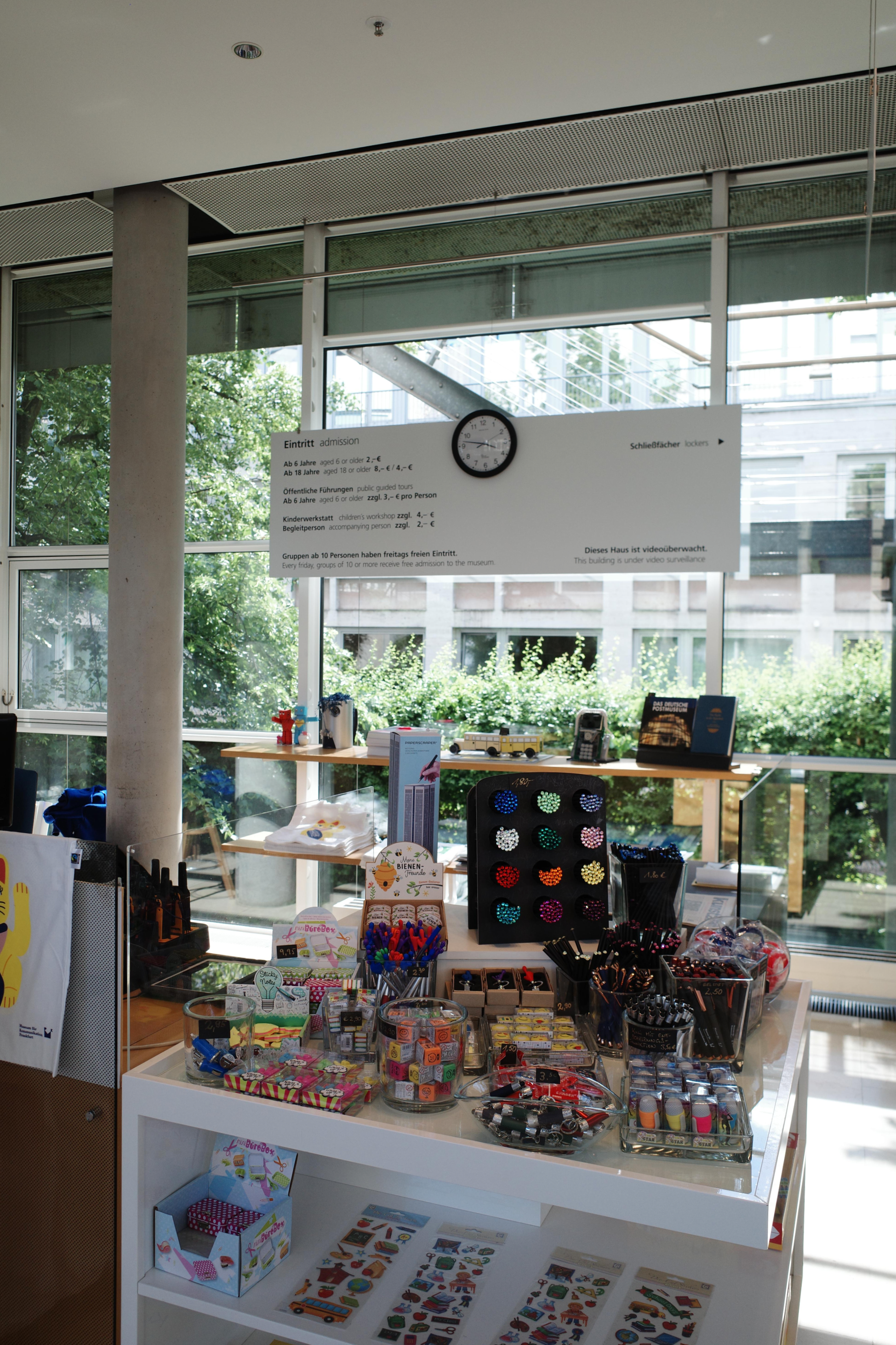 Museum f&uuml;r Kommunikation Frankfurt 통신 박물관 1층 편집샵 내부