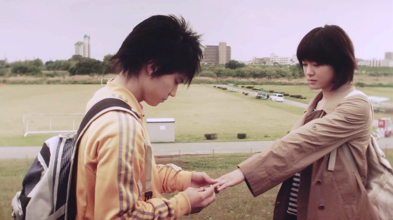 토모야가 아리의 손에 반지를 건네며 고백하는 장면, 영화 무지개 여신 스틸컷