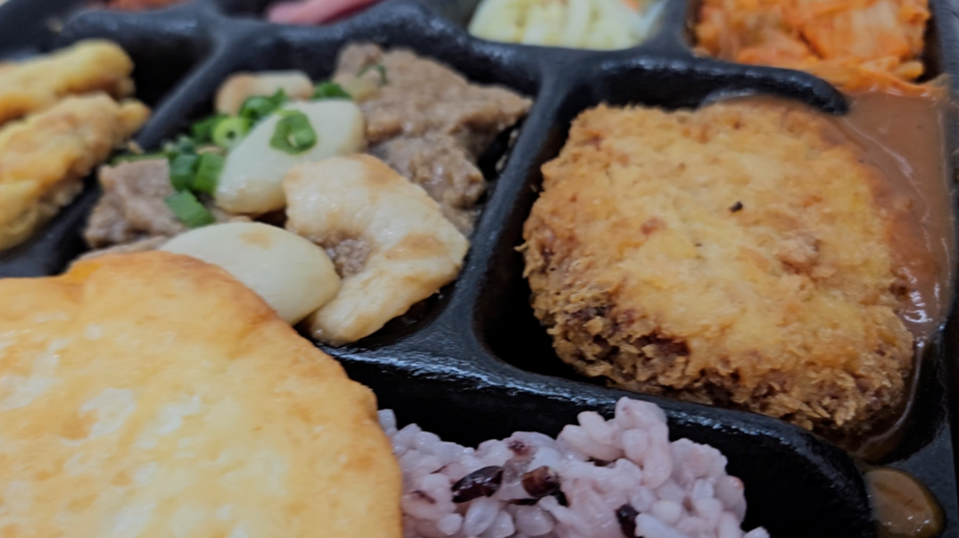 GS편의점에서 파는 혜자로운집밥 7천반상 돈까스와 불고기