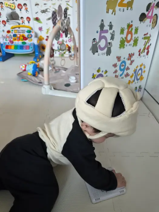 아이 혼자 장난감만지며 노는 모습