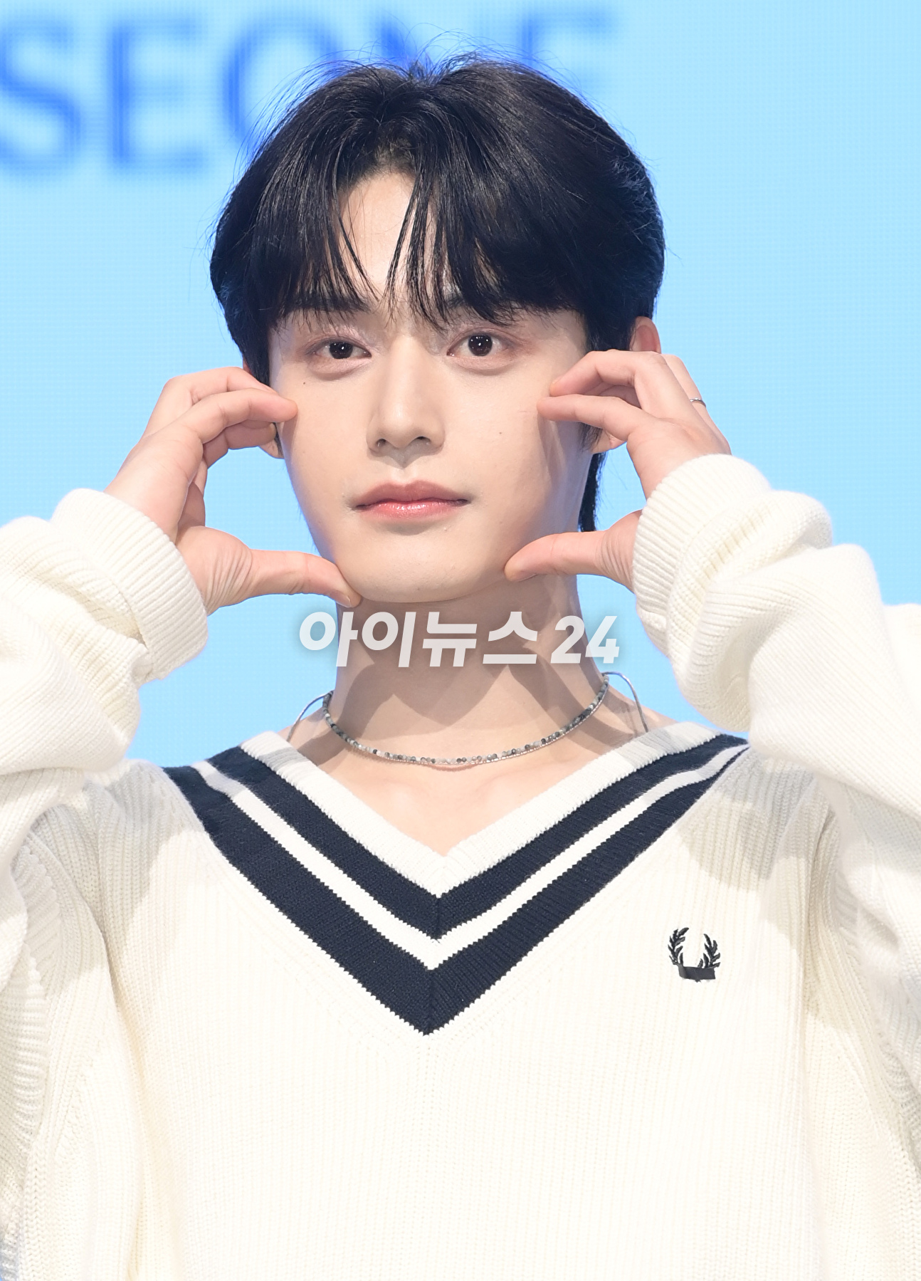 그룹 제로베이스원 김지웅이 10일 오후 서울 광진구 광장동 예스24라이브홀에서 열린 제로베이스원(ZEROBASEONE) 데뷔 쇼케이스에 참석하고 있다. [사진=정소희 기자]