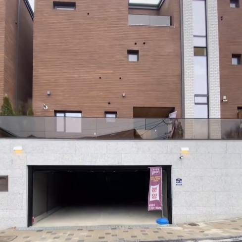 외관은 깔끔하게 되어 있으나, 안쪽은 럭셔리한 인테리어로 되어 있다.